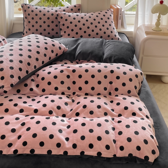 91家纺网 家纺一手货源 找家纺 元禾家纺 2025新款牛奶绒印花四件套 波点玫红