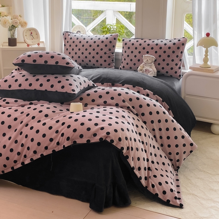 91家纺网 家纺一手货源 找家纺 元禾家纺 2025新款牛奶绒印花四件套 波点玫红