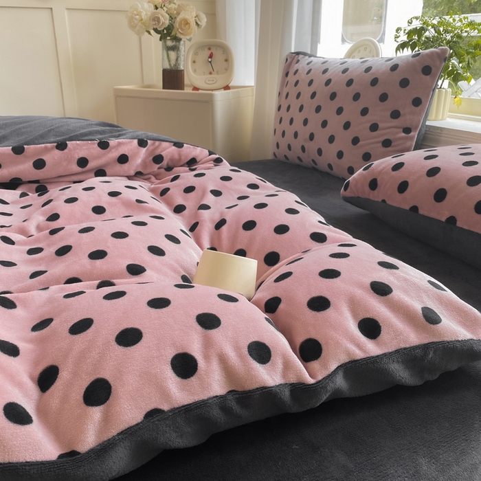 91家纺网 家纺一手货源 找家纺 元禾家纺 2025新款牛奶绒印花四件套 波点玫红