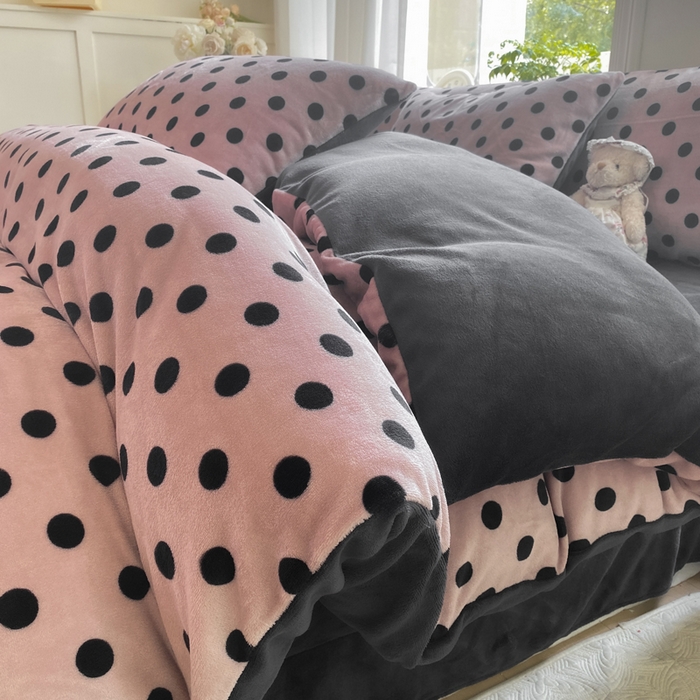 91家纺网 家纺一手货源 找家纺 元禾家纺 2025新款牛奶绒印花四件套 波点玫红