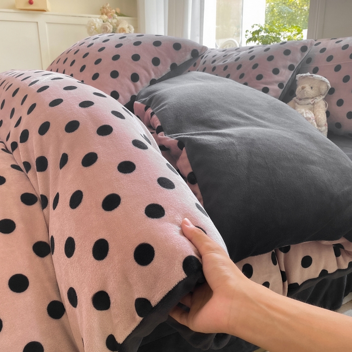 91家纺网 家纺一手货源 找家纺 元禾家纺 2025新款牛奶绒印花四件套 波点玫红