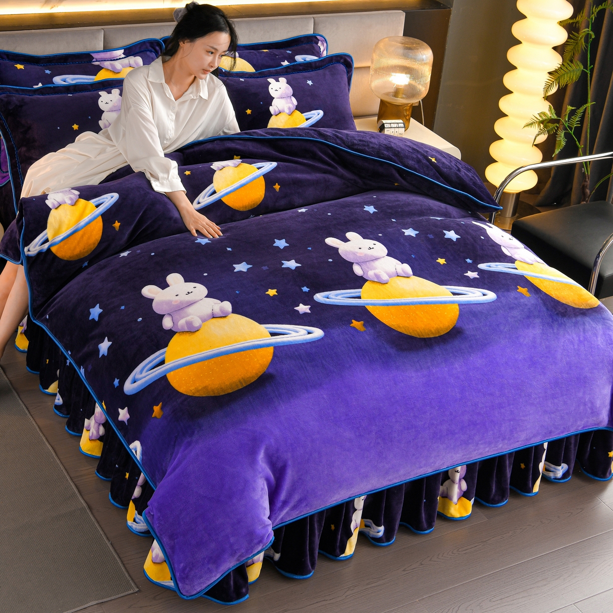 91家纺网 家纺一手货源 找家纺 （总）董成龙家纺 2025新款高克重9-10斤加厚印花超柔牛奶绒爆款法莱绒金貂绒床裙四件套控价