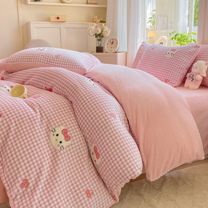 91家纺网 家纺一手货源 找家纺 元禾家纺 2025新款牛奶绒印花四件套 KT猫 粉