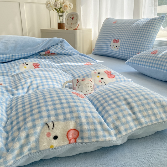 91家纺网 家纺一手货源 找家纺 元禾家纺 2025新款牛奶绒印花四件套 KT猫 蓝