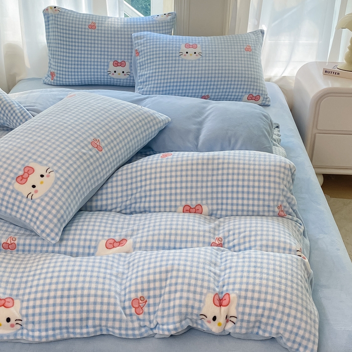 91家纺网 家纺一手货源 找家纺 元禾家纺 2025新款牛奶绒印花四件套 KT猫 蓝