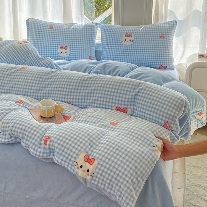 91家纺网 家纺一手货源 找家纺 元禾家纺 2025新款牛奶绒印花四件套 KT猫 蓝