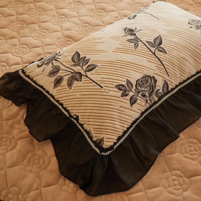 91家纺网 家纺一手货源 找家纺 （总）罗艺轩 2025新款牛奶绒蕾丝花边床裙款四件套（套件控价：288/293/303/298/308/303/313起）