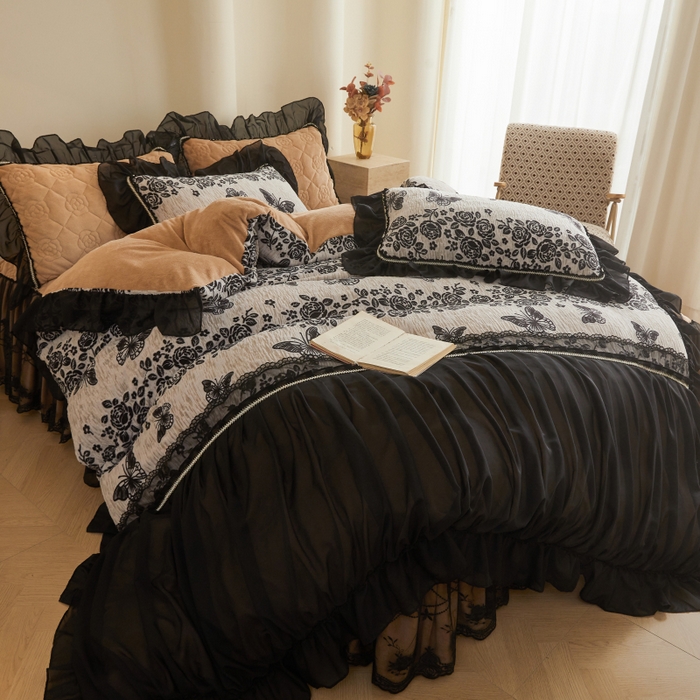 91家纺网 家纺一手货源 找家纺 罗艺轩 2025新款牛奶绒蕾丝花边床裙款四件套（套件控价：288/293/303/298/308/303/313起） 蝶恋花语