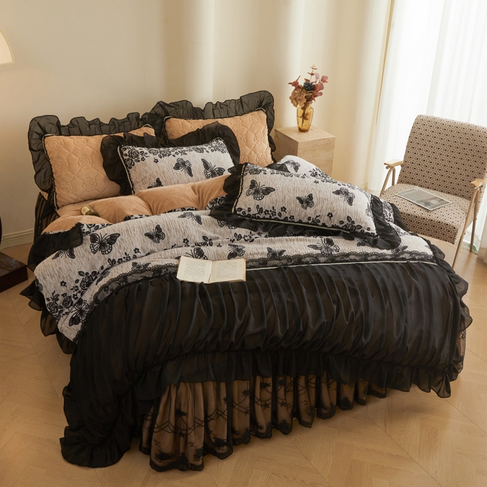 91家纺网 家纺一手货源 找家纺 罗艺轩 2025新款牛奶绒蕾丝花边床裙款四件套（套件控价：288/293/303/298/308/303/313起） 蝶恋花语