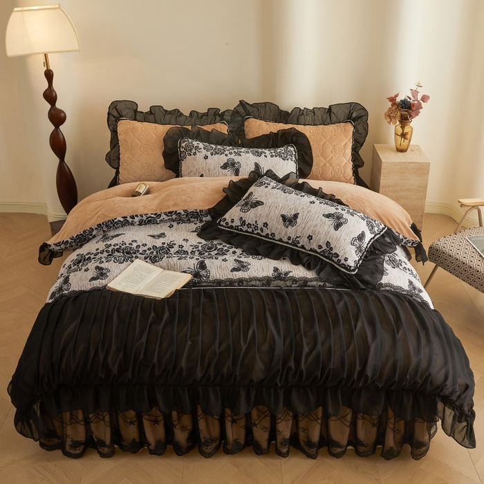 91家纺网 家纺一手货源 找家纺 罗艺轩 2025新款牛奶绒蕾丝花边床裙款四件套（套件控价：288/293/303/298/308/303/313起） 蝶恋花语