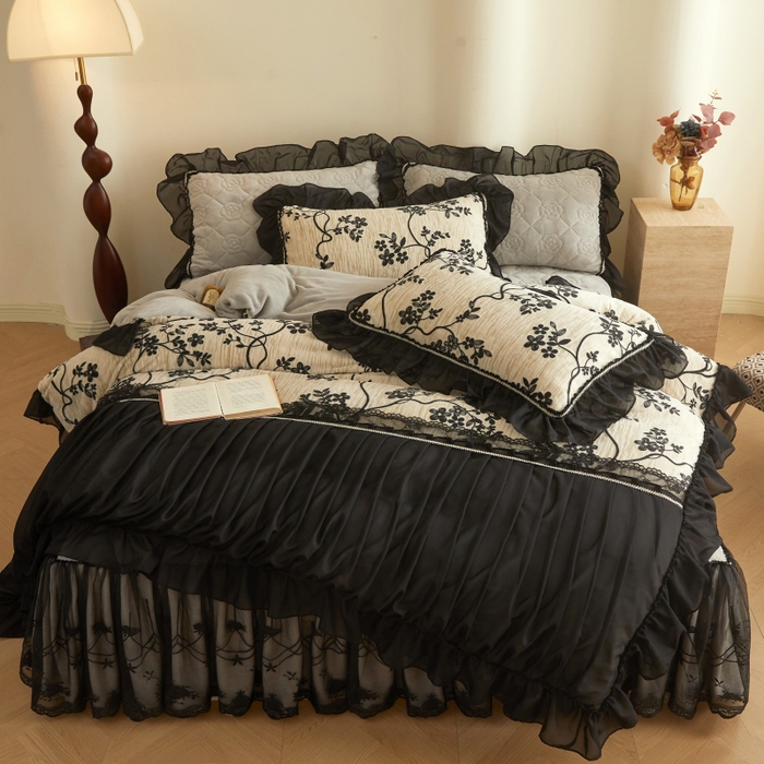 91家纺网 家纺一手货源 找家纺 罗艺轩 2025新款牛奶绒蕾丝花边床裙款四件套（套件控价：288/293/303/298/308/303/313起） 叶语悠然