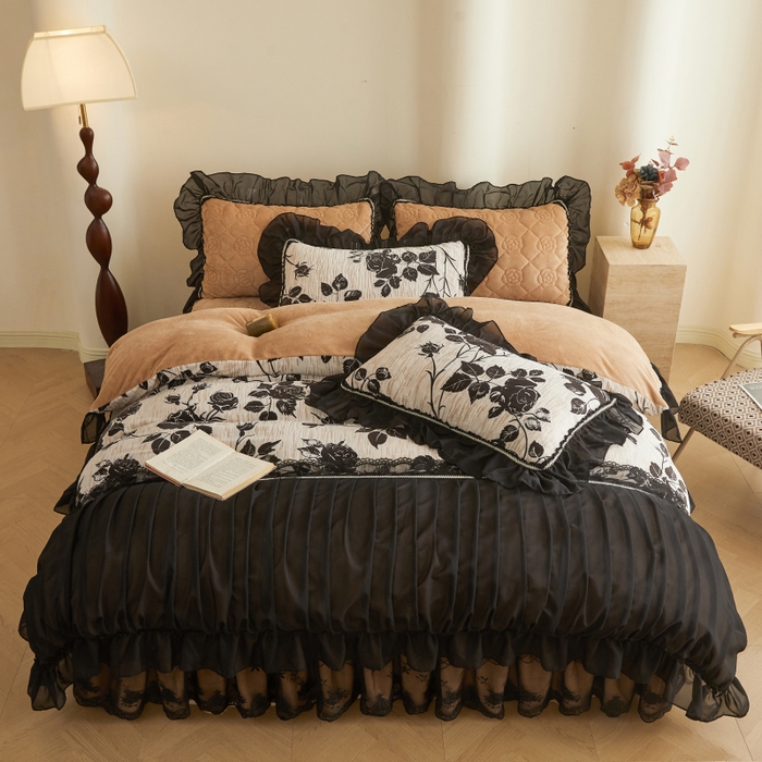 91家纺网 家纺一手货源 找家纺 罗艺轩 2025新款牛奶绒蕾丝花边床裙款四件套（套件控价：288/293/303/298/308/303/313起） 夜伴花香