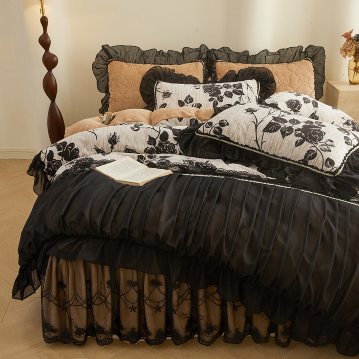 91家纺网 家纺一手货源 找家纺 罗艺轩 2025新款牛奶绒蕾丝花边床裙款四件套（套件控价：288/293/303/298/308/303/313起） 夜伴花香