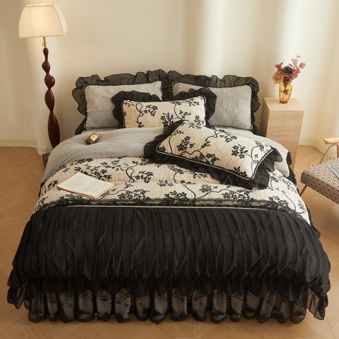 91家纺网 家纺一手货源 找家纺 罗艺轩 2025新款牛奶绒蕾丝花边床裙款四件套（套件控价：288/293/303/298/308/303/313起） 叶语悠然