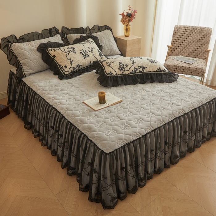 91家纺网 家纺一手货源 找家纺 罗艺轩 2025新款牛奶绒蕾丝花边床裙款四件套（套件控价：288/293/303/298/308/303/313起） 叶语悠然