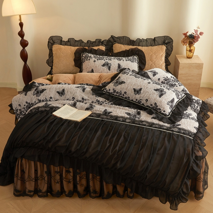 91家纺网 家纺一手货源 找家纺 罗艺轩 2025新款牛奶绒蕾丝花边床裙款四件套（套件控价：288/293/303/298/308/303/313起） 蝶恋花语