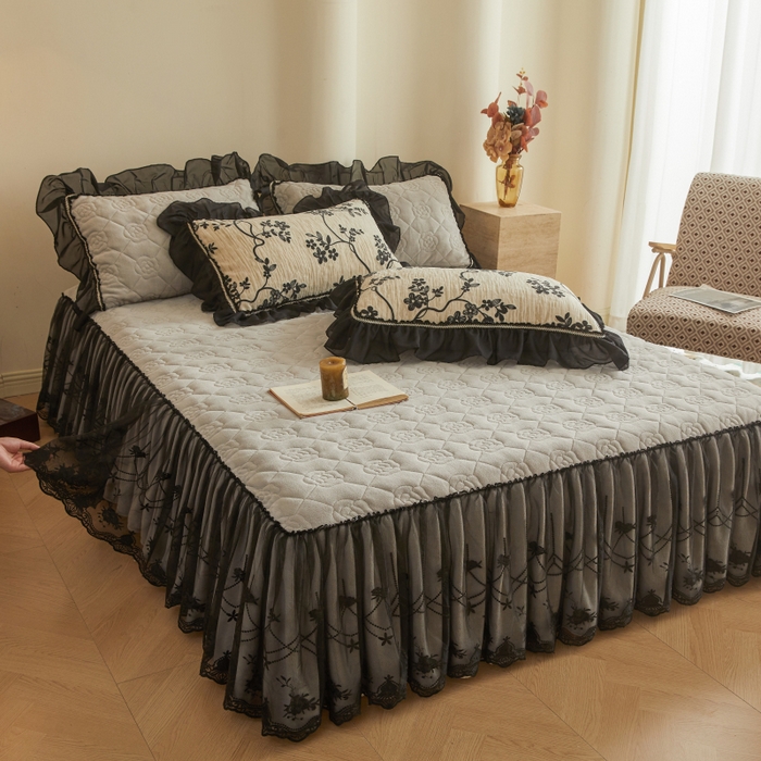 91家纺网 家纺一手货源 找家纺 罗艺轩 2025新款牛奶绒蕾丝花边床裙款四件套（套件控价：288/293/303/298/308/303/313起） 叶语悠然