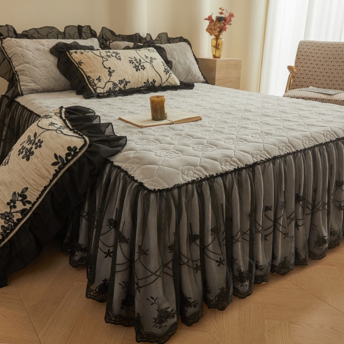 91家纺网 家纺一手货源 找家纺 罗艺轩 2025新款牛奶绒蕾丝花边床裙款四件套（套件控价：288/293/303/298/308/303/313起） 叶语悠然