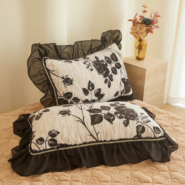 91家纺网 家纺一手货源 找家纺 罗艺轩 2025新款牛奶绒蕾丝花边床裙款四件套（套件控价：288/293/303/298/308/303/313起） 夜伴花香