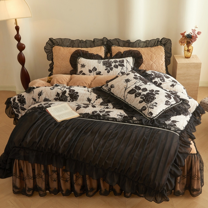 91家纺网 家纺一手货源 找家纺 罗艺轩 2025新款牛奶绒蕾丝花边床裙款四件套（套件控价：288/293/303/298/308/303/313起） 夜伴花香