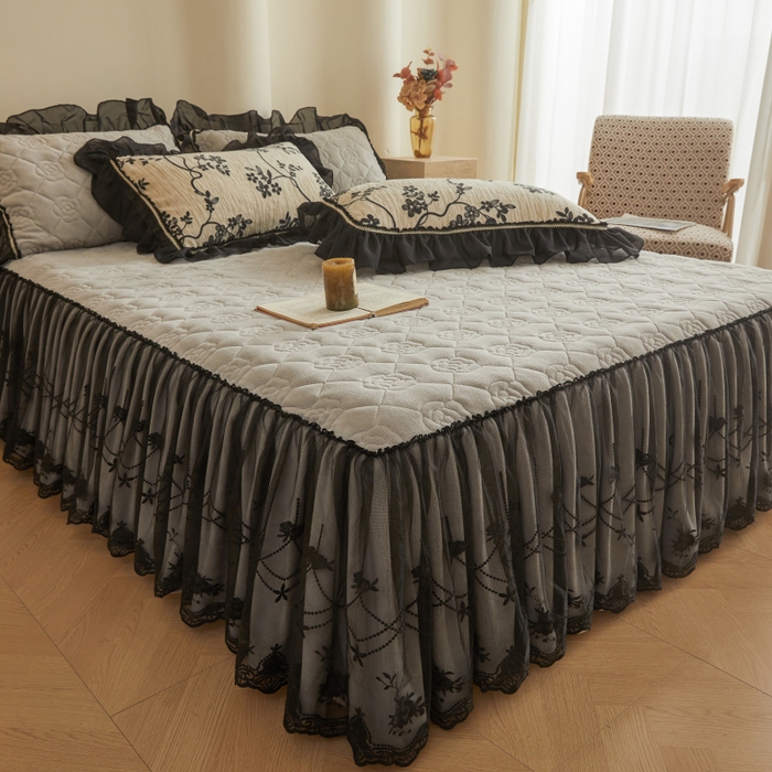 91家纺网 家纺一手货源 找家纺 罗艺轩 2025新款牛奶绒蕾丝花边床裙款四件套（套件控价：288/293/303/298/308/303/313起） 叶语悠然