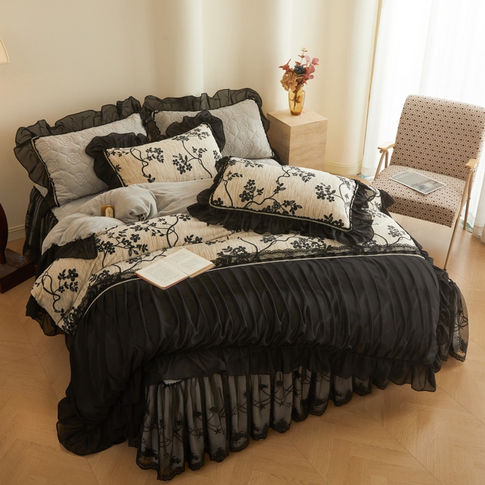 91家纺网 家纺一手货源 找家纺 罗艺轩 2025新款牛奶绒蕾丝花边床裙款四件套（套件控价：288/293/303/298/308/303/313起） 叶语悠然