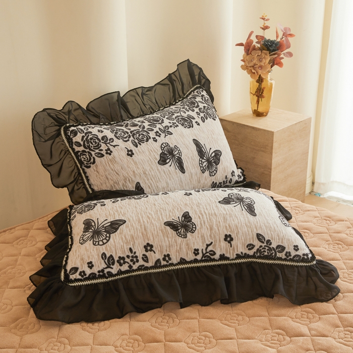 91家纺网 家纺一手货源 找家纺 罗艺轩 2025新款牛奶绒蕾丝花边床裙款四件套（套件控价：288/293/303/298/308/303/313起） 蝶恋花语