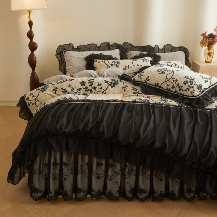 91家纺网 家纺一手货源 找家纺 罗艺轩 2025新款牛奶绒蕾丝花边床裙款四件套（套件控价：288/293/303/298/308/303/313起） 叶语悠然