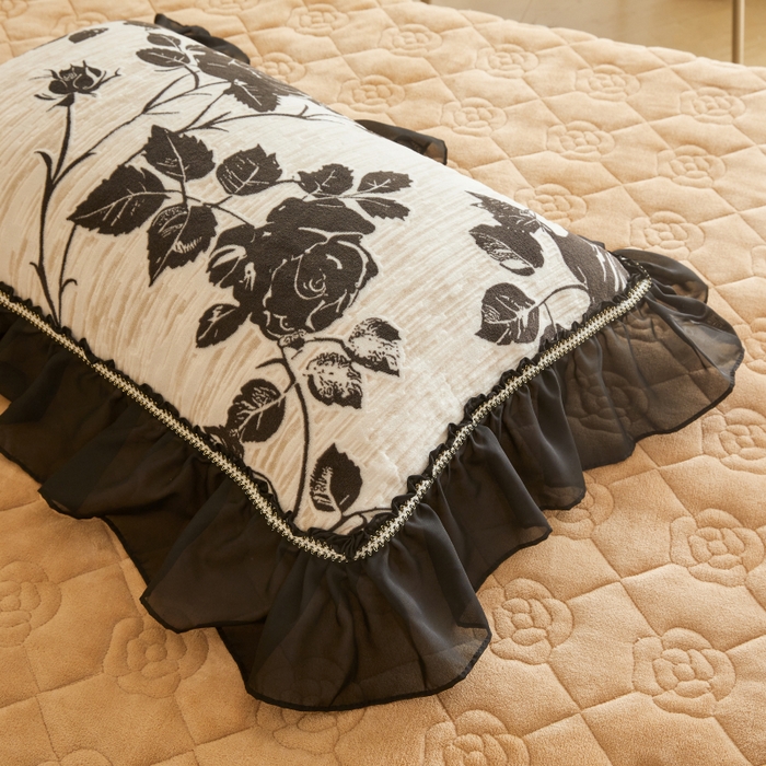 91家纺网 家纺一手货源 找家纺 罗艺轩 2025新款牛奶绒蕾丝花边床裙款四件套（套件控价：288/293/303/298/308/303/313起） 夜伴花香