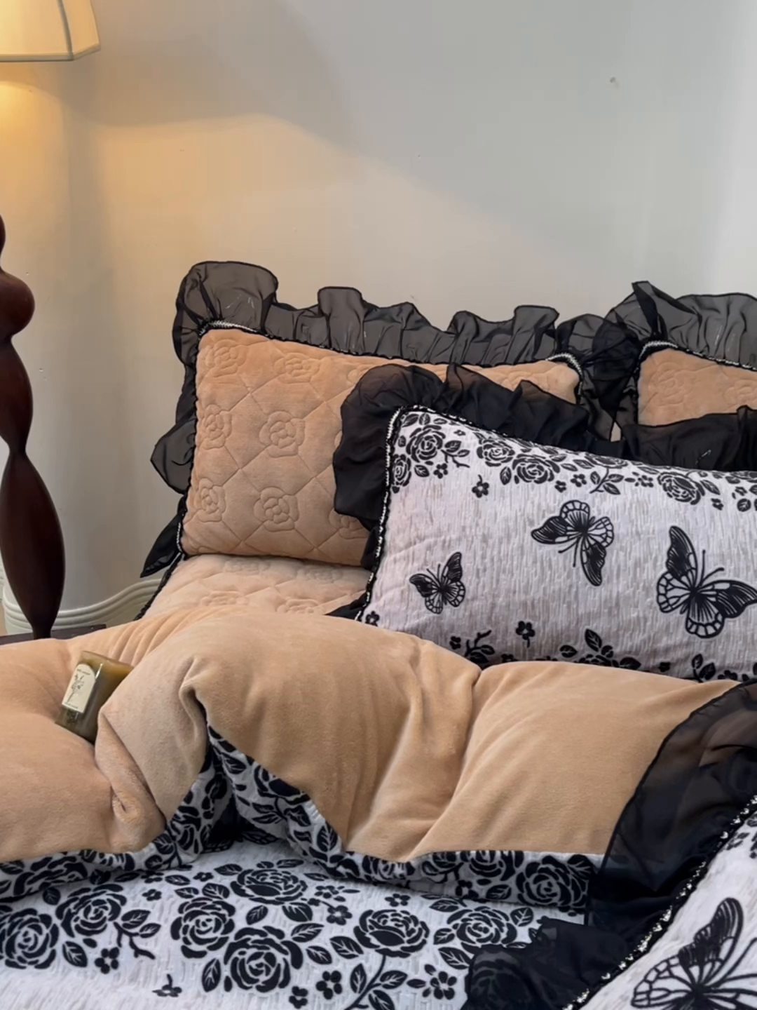 91家纺网 家纺一手货源 找家纺 罗艺轩 2025新款牛奶绒蕾丝花边床裙款四件套（套件控价：288/293/303/298/308/303/313起） 蝶恋花语