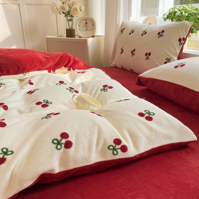 91家纺网 家纺一手货源 找家纺 元禾家纺 2025新款牛奶绒印花四件套 樱桃