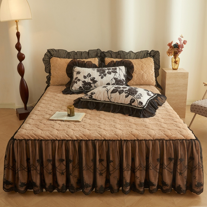 91家纺网 家纺一手货源 找家纺 罗艺轩 2025新款牛奶绒蕾丝花边单床裙 床裙单件 夜伴花香