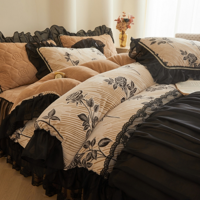 91家纺网 家纺一手货源 找家纺 罗艺轩 2025新款牛奶绒蕾丝花边单床裙 床裙单件 不止玫瑰