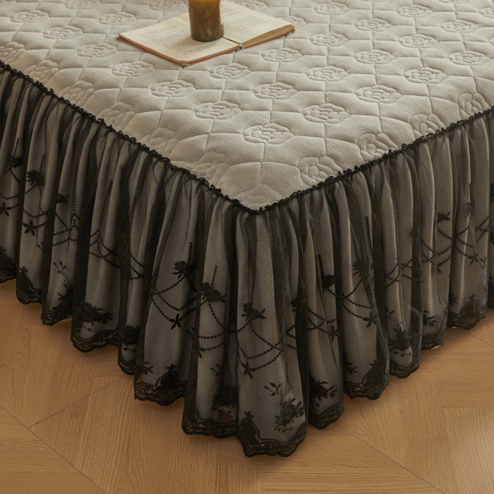 91家纺网 家纺一手货源 找家纺 罗艺轩 2025新款牛奶绒蕾丝花边单床裙 床裙单件 叶语悠然