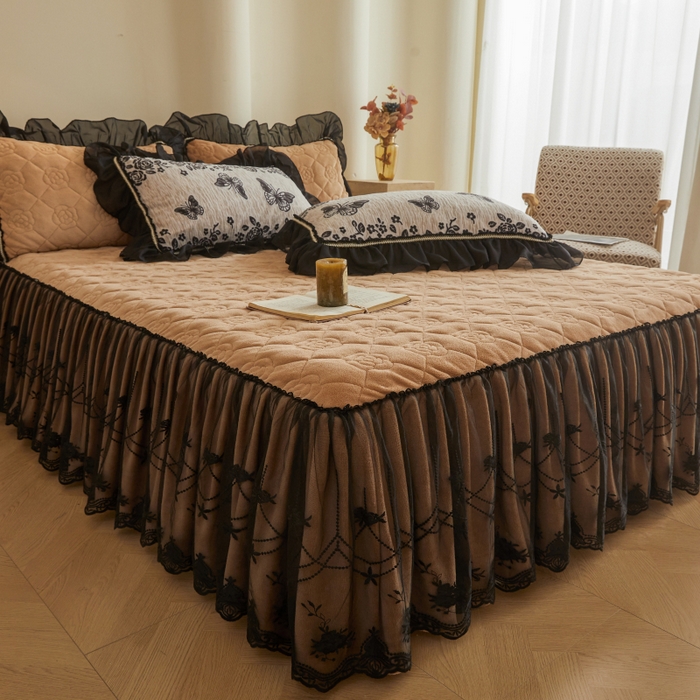 91家纺网 家纺一手货源 找家纺 罗艺轩 2025新款牛奶绒蕾丝花边单床裙 床裙单件 蝶恋花语