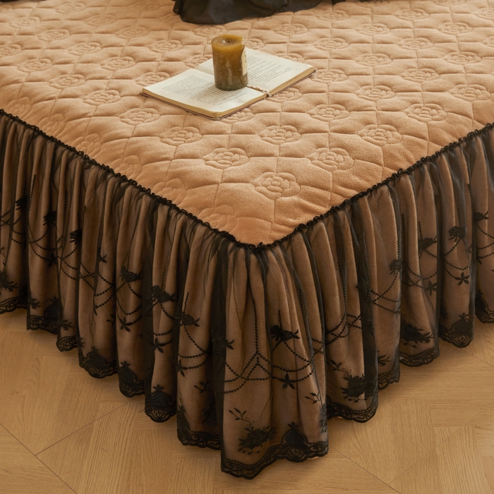 91家纺网 家纺一手货源 找家纺 罗艺轩 2025新款牛奶绒蕾丝花边单床裙 床裙单件 蝶恋花语