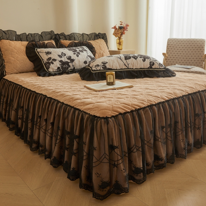 91家纺网 家纺一手货源 找家纺 罗艺轩 2025新款牛奶绒蕾丝花边单床裙 床裙单件 夜伴花香