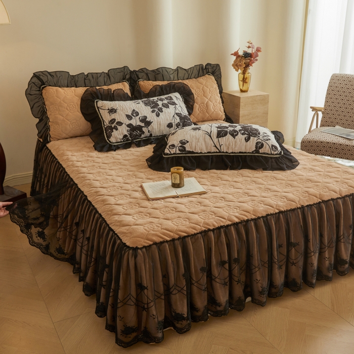 91家纺网 家纺一手货源 找家纺 罗艺轩 2025新款牛奶绒蕾丝花边单床裙 床裙单件 夜伴花香