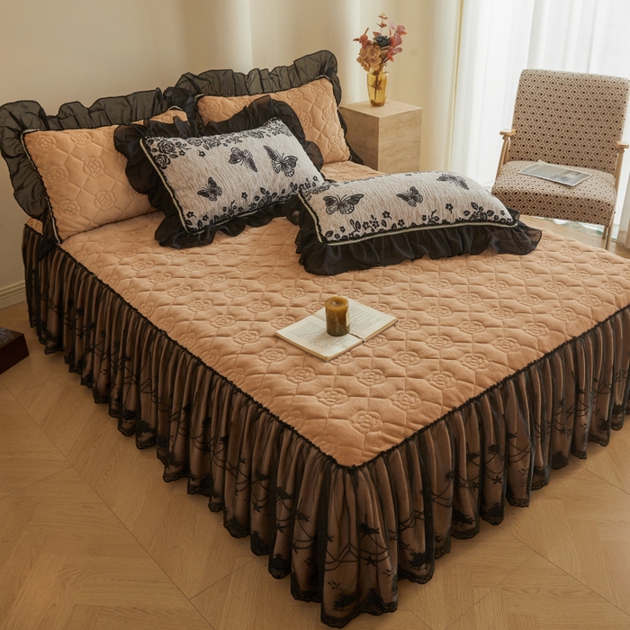 91家纺网 家纺一手货源 找家纺 罗艺轩 2025新款牛奶绒蕾丝花边单床裙 床裙单件 蝶恋花语