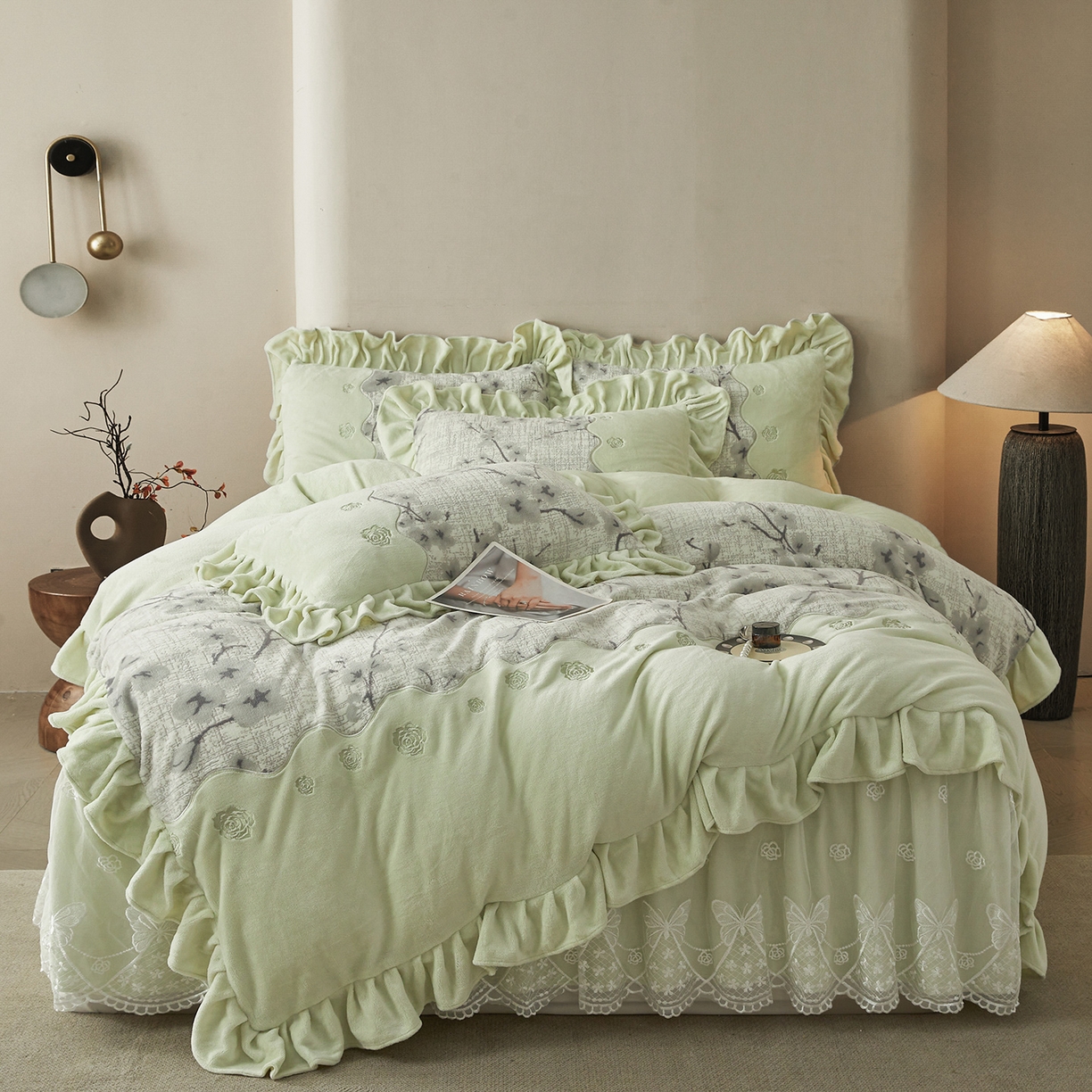 91家纺网 家纺一手货源 找家纺 （总）宜凡家纺 2025新款牛奶绒雕花刺绣夹棉床裙四件套