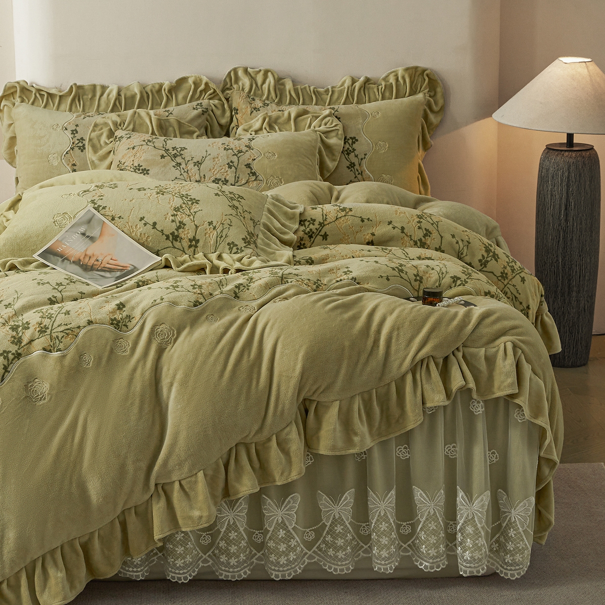 91家纺网 家纺一手货源 找家纺 （总）宜凡家纺 2025新款牛奶绒雕花刺绣夹棉床裙四件套