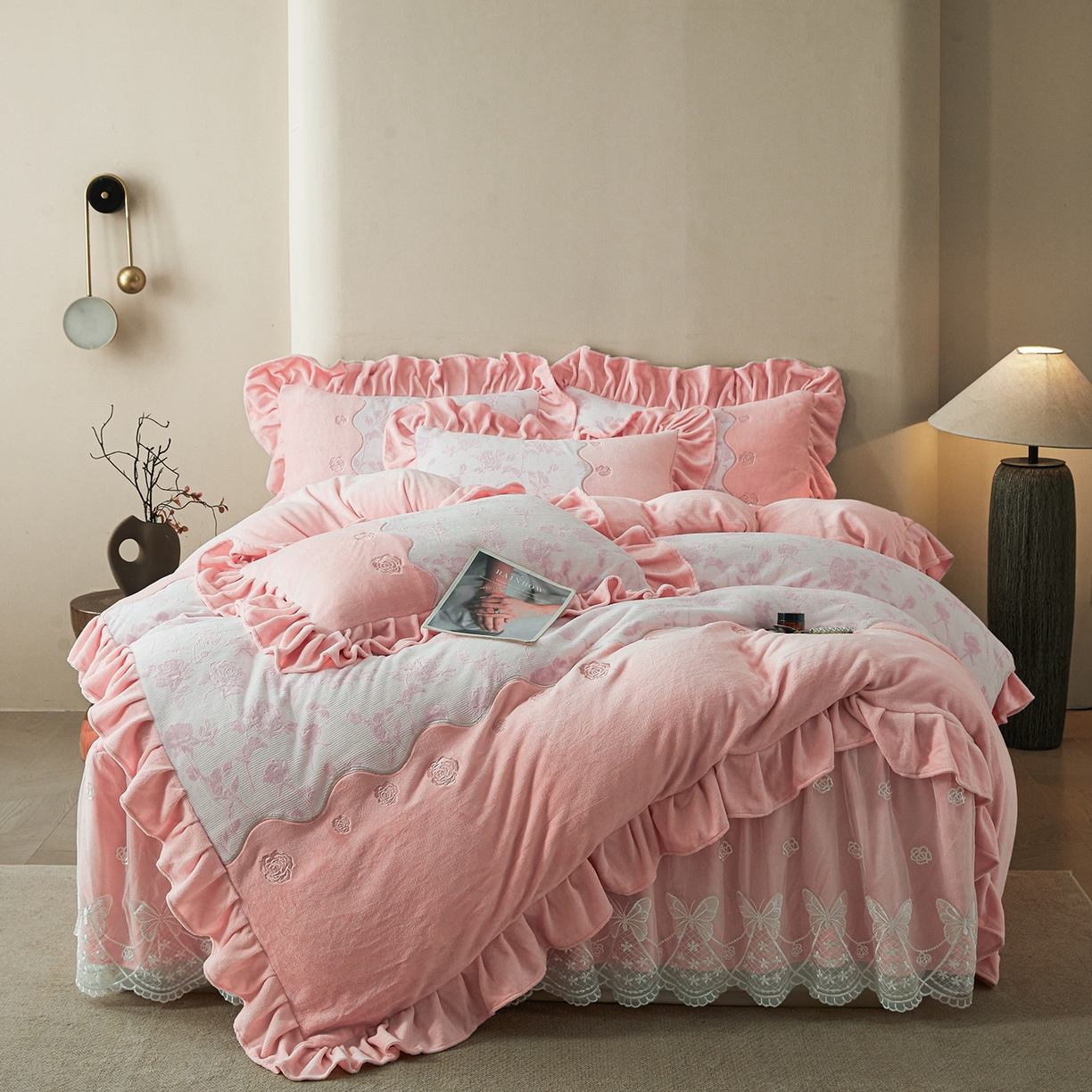 91家纺网 家纺一手货源 找家纺 （总）宜凡家纺 2025新款牛奶绒雕花刺绣夹棉床裙四件套