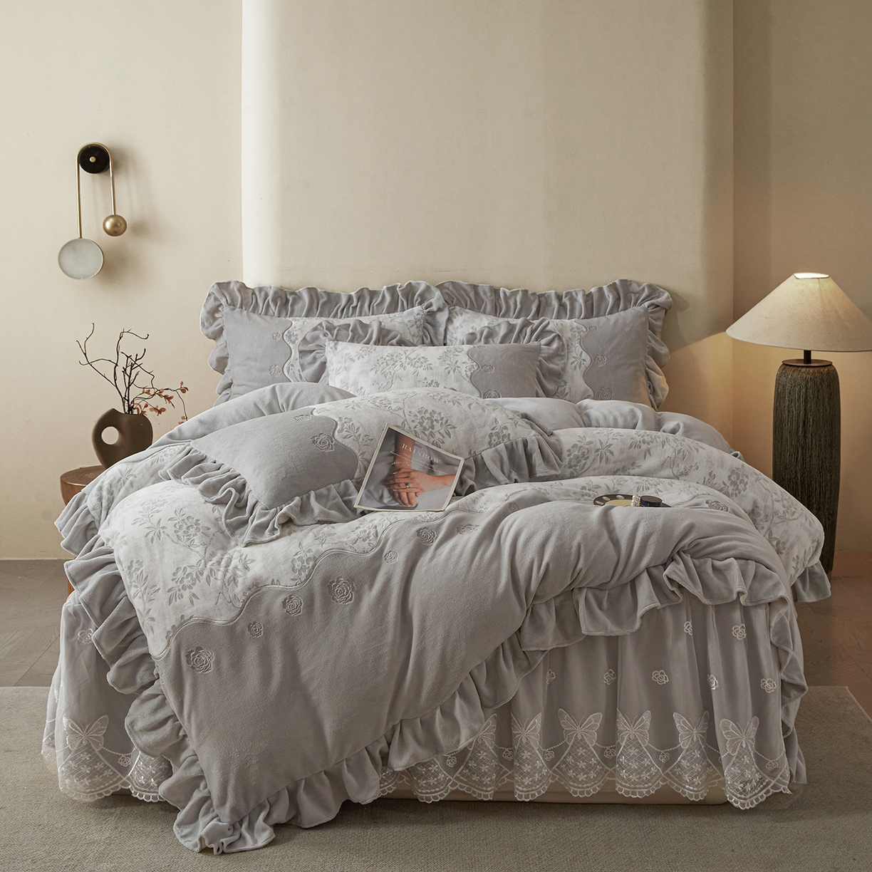 91家纺网 家纺一手货源 找家纺 （总）宜凡家纺 2025新款牛奶绒雕花刺绣夹棉床裙四件套