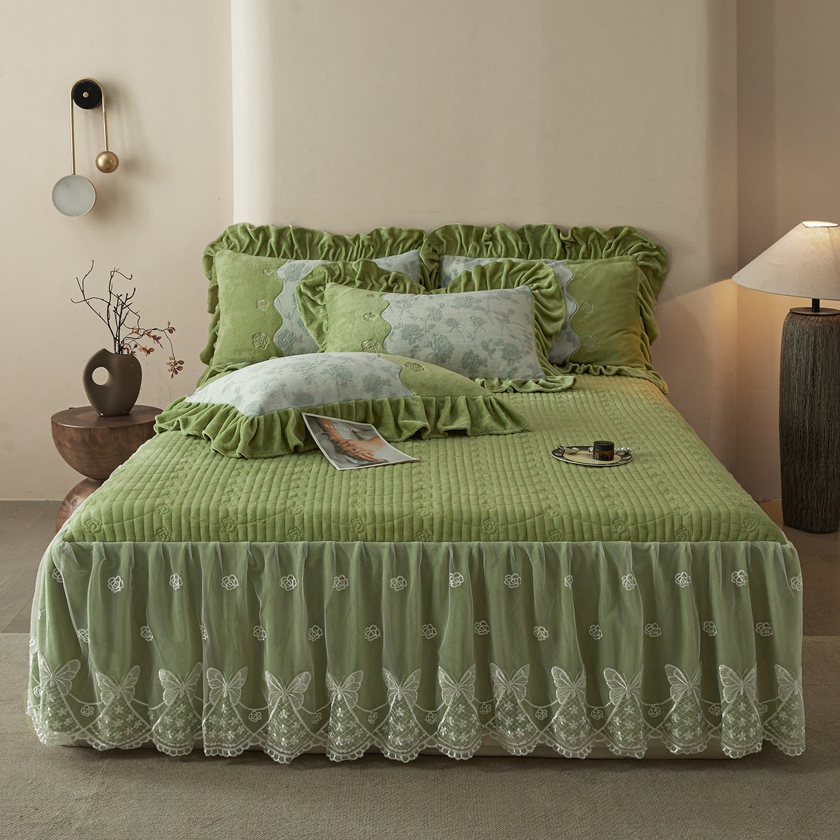 91家纺网 家纺一手货源 找家纺 宜凡家纺 2025新款牛奶绒雕花刺绣夹棉床裙四件套 温情玫瑰 绿