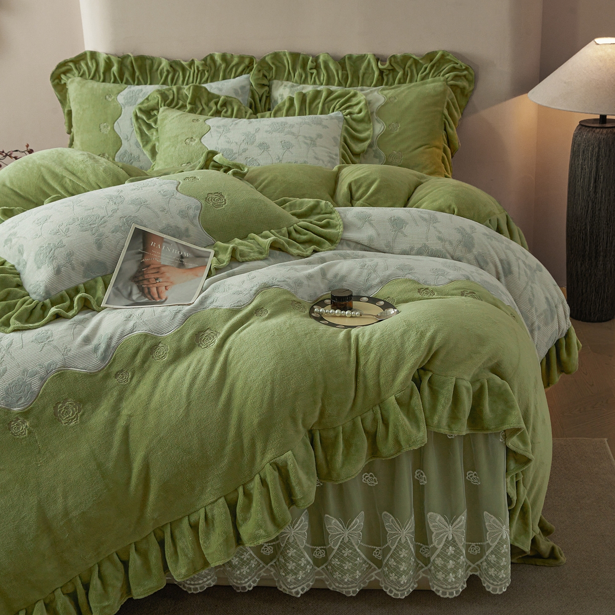 91家纺网 家纺一手货源 找家纺 宜凡家纺 2025新款牛奶绒雕花刺绣夹棉床裙四件套 温情玫瑰 绿