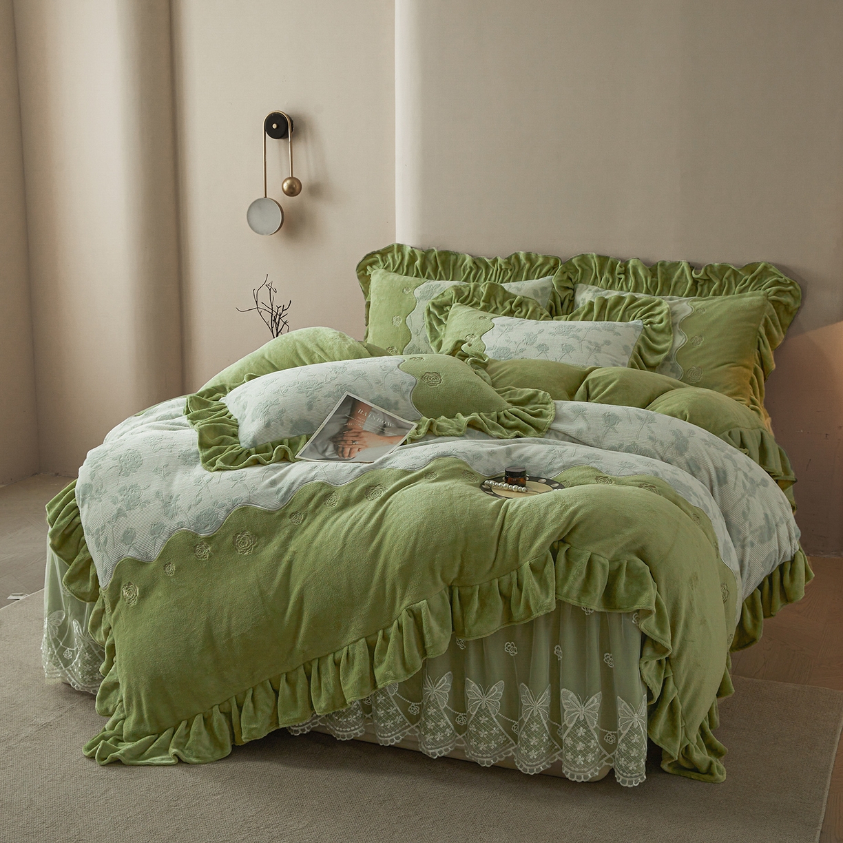 91家纺网 家纺一手货源 找家纺 宜凡家纺 2025新款牛奶绒雕花刺绣夹棉床裙四件套 温情玫瑰 绿