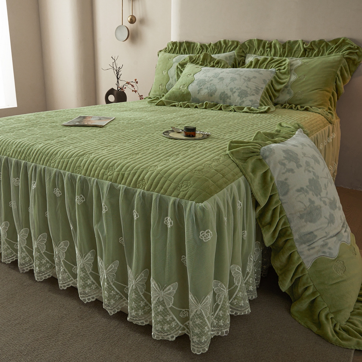 91家纺网 家纺一手货源 找家纺 宜凡家纺 2025新款牛奶绒雕花刺绣夹棉床裙四件套 温情玫瑰 绿