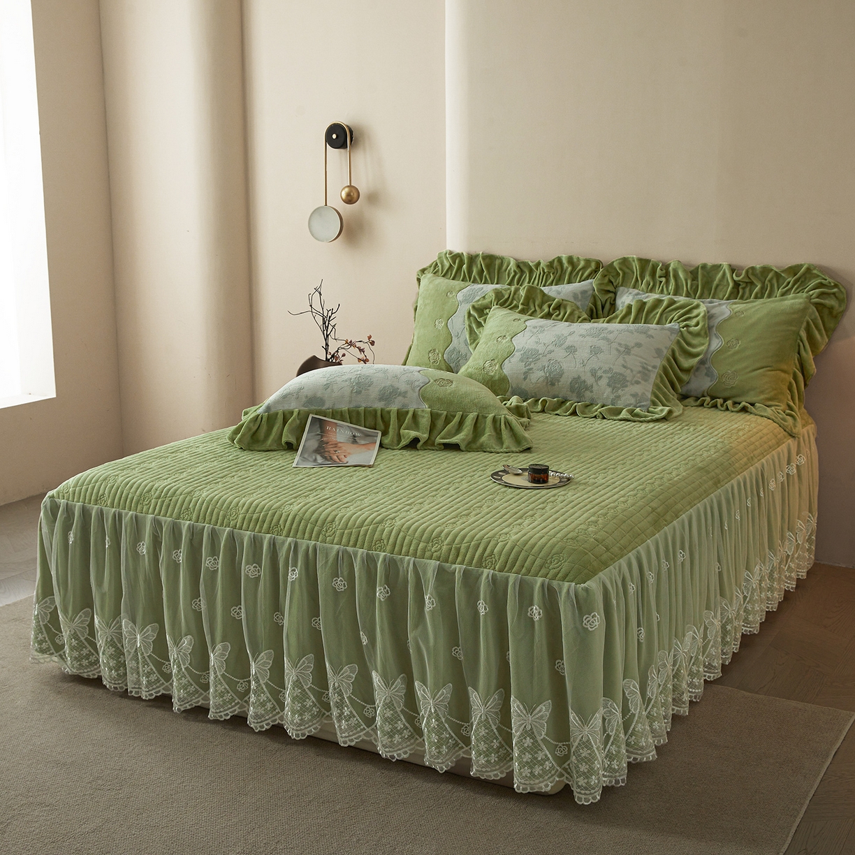 91家纺网 家纺一手货源 找家纺 宜凡家纺 2025新款牛奶绒雕花刺绣夹棉床裙四件套 温情玫瑰 绿