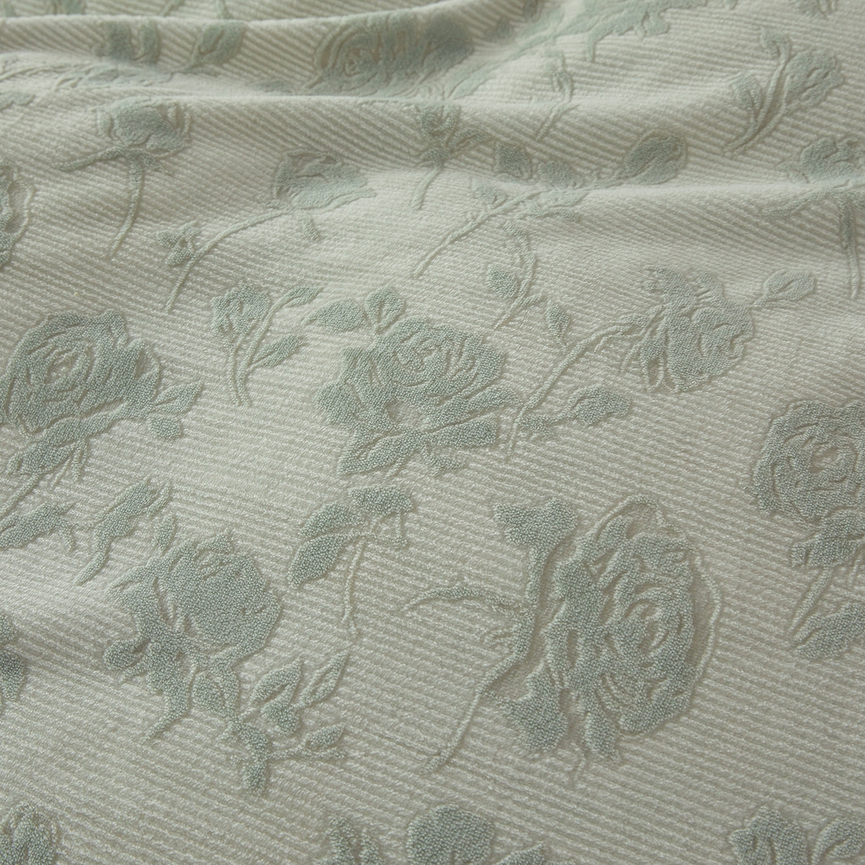 91家纺网 家纺一手货源 找家纺 宜凡家纺 2025新款牛奶绒雕花刺绣夹棉床裙四件套 温情玫瑰 绿