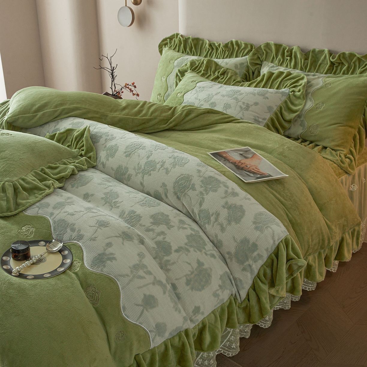91家纺网 家纺一手货源 找家纺 宜凡家纺 2025新款牛奶绒雕花刺绣夹棉床裙四件套 温情玫瑰 绿